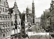  ??  ?? Die Fassade der Engel Apotheke bildet den linken Bildrand der Postkarte aus den 1920er Jahren. Der Lichtstrei­fen kommt aus der Karlstraße. Den Leonhardsb­erg gibt es erst seit 1954.