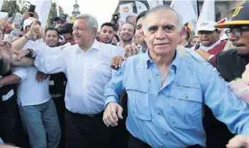  ??  ?? El candidato presidenci­al de la coalición Juntos Haremos Historia, Andrés Manuel López Obrador, cerró su campaña regional en la Macroplaza de Monterrey, Nuevo León, donde estuvo acompañado por el empresario Alfonso Romo.