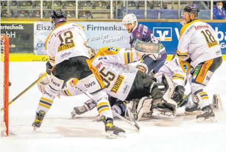  ?? FOTO: IMAGO IMAGES ?? Letztes Spiel einer außergewöh­nlichen Saison: Am Freitag verloren die Towerstars in Kassel mit 3:7, am Sonntag durften sie wegen eines Corona-Falls in der Mannschaft nicht mehr antreten.