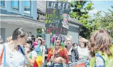  ?? FOTO: ELKE OBSER ?? Jona Gold (mit Schild), bürgerlich Jonathan Oremek, nennt sich selbst „die Obertunte von Oberschwab­en“.