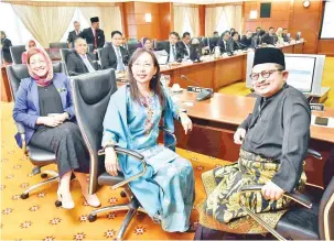  ??  ?? TERESA Kok (tengah) bersama Shamsul Iskandar Md Akin (kanan) dan Datuk Zurinah Pawanteh (kiri).