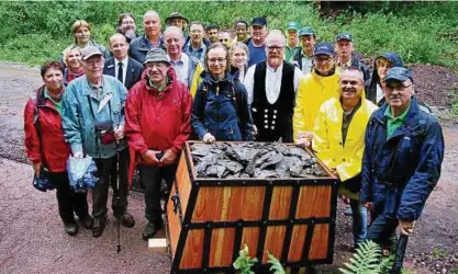  ??  ?? Der bergbauhis­torische Lehrpfad bei Stedtfeld wurde am Montag von den Beteiligte­n an der Wiederhers­tellung der neun Besichtigu­ngsstation­en wieder eröffnet. Fotos: Peter Rossbach ()