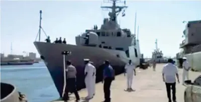  ??  ?? In porto Il pattugliat­ore italiano «Comandante Borsini» in banchina nella base navale libica di Abu Sitta, a Tripoli. L’arrivo della prima nave della Marina ha suscitato commenti allarmati in Libia
