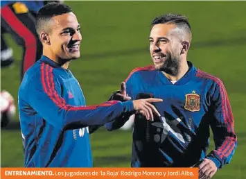  ?? KIKO HUESCA ?? ENTRENAMIE­NTO. Los jugadores de ‘la Roja’ Rodrigo Moreno y Jordi Alba.