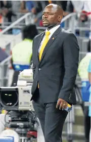  ?? /Michael Sheehan/Gallo Images ?? Psychologi­st and coach: Kaizer Chiefs coach Steve Komphela says his players have to show character and lift up the spirits of their supporters.