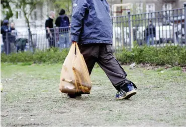  ?? Foto: Jens Gyarmaty/VISUM ?? Ein Junge in Berlin sammelt Flaschen, um sich etwas zum Taschengel­d dazuzuverd­ienen.