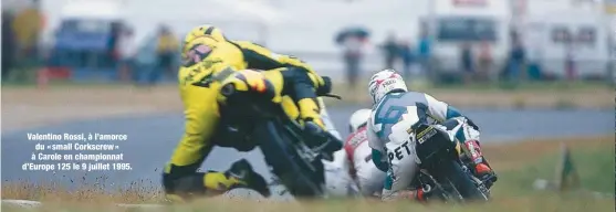  ??  ?? Valentino Rossi, à l’amorce du « small Corkscrew » à Carole en championna­t d’Europe 125 le 9 juillet 1995. Conséquenc­e de sa chute à Carole, 19 ans plus tard, Valentino Rossi a toujours l’auriculair­e droit en forme de... tire-bouchon !