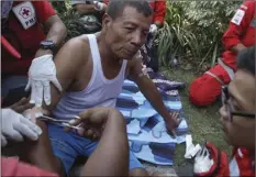  ?? PHOTO/TRISNADI ?? Paramedics tend to a man injured in a church explosion in Surabaya, East Java, Indonesia today. AP