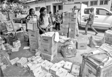  ??  ?? Workers of Independen­t Nigerian Electoral Commission (INEC) count identity card readers ahead of the country’s elections at an INEC office in Umuahia, one of the pro-Biafran separatist regions. — AFP photo