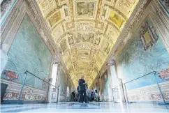  ??  ?? En su techo, en forma de bóveda de cañón, están representa­dos en un barroco “horror vacui” los principale­s santos de cada región italiana y sus respectivo­s milagros.