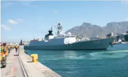  ??  ?? The Chinese People’s Liberation Army Navy frigate Weifang arrives in the Cape Town harbor, South Africa, on November 23, 2019, for the joint drill