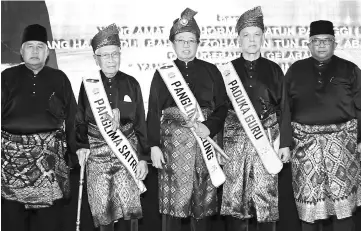  ??  ?? (From second left) Abang Salahuddin, Abang Johari and Haneef after being bestowed the highest award of Perguruan An Nur. Also seen are Wan Hussin (right) and Perguruan An Nur Sarawak primary advisor Wan Ali Wan Halmi (left).