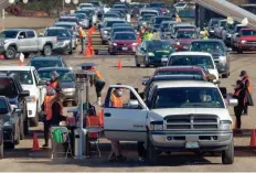  ?? CHRIS PIETSCH/USA TODAY NETWORK ?? Public health officials point to mass vaccinatio­n, such as this site in Eugene, Ore., rather than herd immunity as the best hope in the battle against COVID-19.