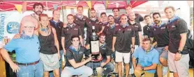  ?? FOTO: M. LÓPEZ ?? De fiesta El Bilbao Basket se mezcló con la marea negra en la tradiciona­l recepción en el Ein Prosit de Aste Nagusia