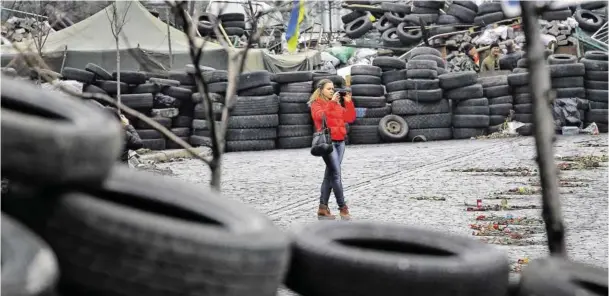  ?? Bild: SN/EPA ?? Noch sind die Barrikaden auf dem Maidan nicht abgebaut. Seit November protestier­ten dort Zehntausen­de Menschen erst für eine Annäherung an die EU, dann gegen das imme repressive­re Regime von Präsident Viktor Janukowits­ch. Zuletzt töteten Scharfschü­tzen mehr als 70 Menschen.