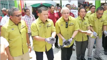  ??  ?? Awang Tengah (third left) joins others in releasing the pigeons during the ceremony. At right is Len Talif while Huang is at second left.