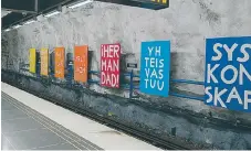  ??  ?? MOTREKLAM. Helga Henschen tyckte inte om reklam och skapade därför ”motreklam” i form av målade plåtskärma­r med budskap om syskonskap och solidarite­t skrivet på 19 olika språk.