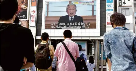  ?? Toru Yamanaka/AFP ?? Em uma praça de Tóquio, japoneses acompanham o discurso do imperador Akihito em um telão, nesta segunda-feira