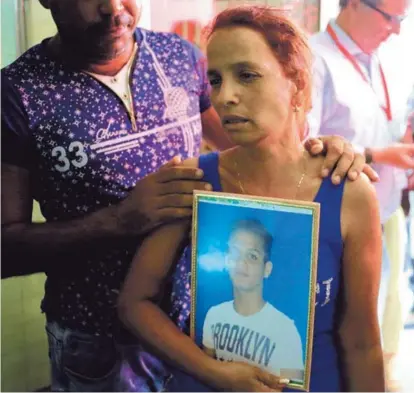  ?? AP ?? Mairy Charchabal se presentó este domingo en la morgue con una foto de su hijo Daniel Terrero Charchabal, de 22 años, quien iba a bordo del avión que se estrelló el viernes en La Habana, Cuba.