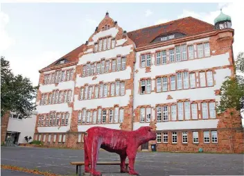  ?? FOTO: CORNELIA JUNG ?? Die St. Ingberter Ludwigschu­le, in der die städtische Musikschul­e untergebra­cht ist.