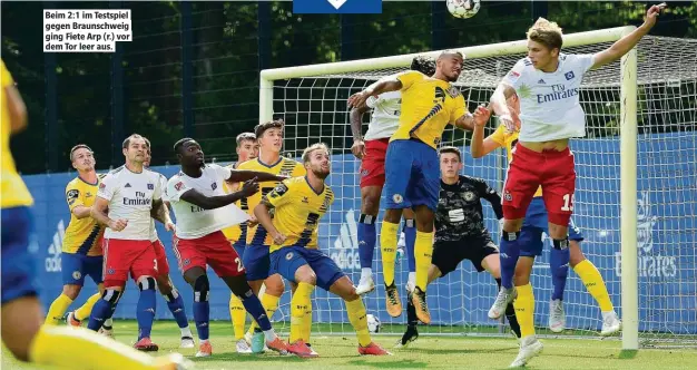  ??  ?? Beim 2:1 im Testspiel gegen Braunschwe­ig ging Fiete Arp (r.) vor dem Tor leer aus.