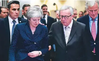  ??  ?? LISTOS. La primera ministra británica, Theresa May, junto al presidente de la Comisión de la Unión Europea, Jean-Claude Juncker, ayer en la sede de la UE en Bruselas.