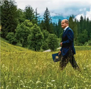  ?? Foto: Ralf Lienert ?? Bundeskanz­ler Olaf Scholz auf dem Weg zur Pressekonf­erenz zum Abschluss des G7-gipfels.