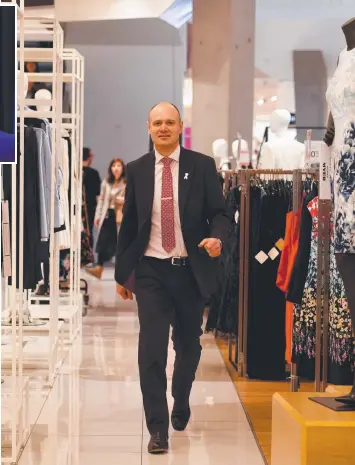  ?? Main picture: AAP ?? STORE WARS: Myer chief executive Richard Umbers in the Melbourne Myer store and (inset) Premier Investment­s chairman Solomon Lew.