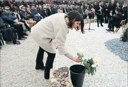  ?? ANNA FERRÀS / ACN ?? La Constanza, germana d’una de les joves mortes en la tragèdia de Freginals, recull una rosa blanca