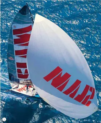 ?? ?? 1 1. A metà degli anni ‘90 Slam aveva associato il proprio marchio alla vela spettacola­re e dinamica delle barche acrobatich­e, come gli skiff.