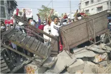  ?? AP ?? Manifestan­tes corean lemas ante la llegada de la policía durante una protesta contra el golpe militar en Mandalay.