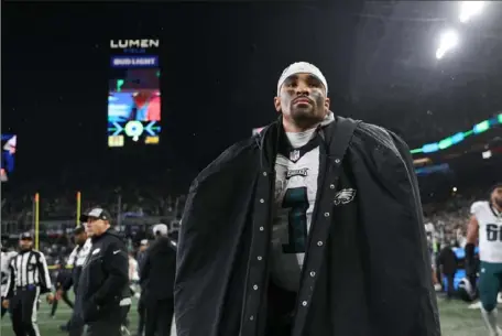  ?? Steph Chambers/Getty Images ?? Eagles quarterbac­k Jalen Hurts leaves the field in Seattle after seeing the Eagles drop their third in a row.