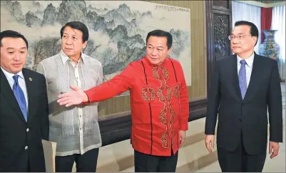  ?? XU JINGXING / CHINA DAILY ?? Premier Li Keqiang greets members of a Philippine delegation led by Pantaleon Alvarez (second from right), speaker of the House of Representa­tives, in Beijing on Friday.