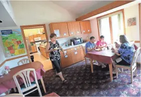  ?? JOURNAL SENTINEL FILES ?? Deb Gallet of Gilman, Wis., gets some food with other guests at Kathy’s House in 2015.