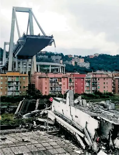  ?? /AFP ?? Cerca de 640 personas han sido desalojada­s de sus casas, debajo de lo que queda del puente, por el temor de posibles derrumbes de lo que queda de la estructura, cuya parte central, de unos 200 metros de largo, se derrumbó de manera improvisa.