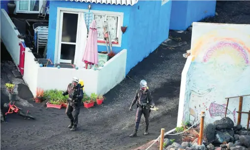 ?? EFE ?? Efectivos de la Guardia Civil realizan mediciones de gases en el barrio costero de La Bombilla