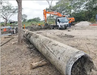  ?? ÁLEX LIMA / EXPRESO ?? Trabajos. Reemplazo de una de las tuberías de un acueducto en vía a la costa, luego de un fallo.