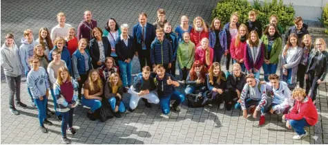  ?? Foto: Laura Lachenmayr ?? Eine Gruppe von Schülern aus New Hykeham (England) und Elblag (Polen) besuchte im Rahmen des europäisch­en „Erasmus“-Programms Dillingen. Gemeinsam mit ihren Gastgebern sowie Schülerinn­en und Schülern des St.-Bonaventur­a-Gymnasiums besuchten sie das Rathaus und wurden hier von Dillingens Oberbürger­meister Frank Kunz begrüßt.