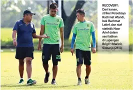  ?? ANGGER BONDAN/JAWA POS ?? RECOVERY: Dari kanan, striker Persebaya Rachmat Afandi, bek Rachmat Latief, dan staf statistik Noor Arief dalam sesi latihan di Lapangan Brigif 1 Marinir, Sidoarjo (21/4).