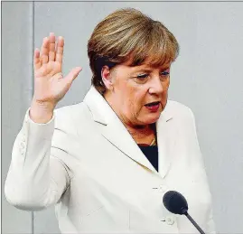  ??  ?? La sorpresa del Bundestag Nel segreto dell’urna, ad Angela Merkel sono mancati almemo 35 voti di deputati del centrodest­ra che non hanno rispettato gli ordini di scuderia