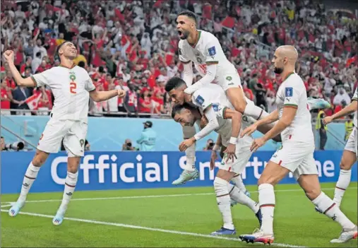  ?? ?? Los jugadores de Marruecos celebran el primer gol del partido, obra de Ziyech.