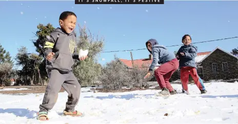  ?? | BRENDAN MAGAAR African News Agency (ANA) ?? CHILDREN make the most of thw snow in Sutherland yesterday. Temperatur­es in the region are set to reach lows of -6 this weekend.