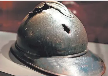  ??  ?? HISTORIA El casco perforado por una bala durante la Primera Guerra Mundial en el museo Fleury-devant-douaumont, Francia.