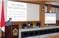  ?? LUDRY PRAYOGA/JAWA POS ?? PANDANGAN UMUM: Suasana rapat paripurna DPRD Gresik pada Sabtu (16/10). Mayoritas fraksi menyoroti sektor pelayanan dasar.