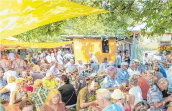  ?? FOTO: ANDY HEINRICH ?? Bereits gegen 11 Uhr ist der Festplatz auf der idyllische­n Schussenin­sel am Vereinshei­m des Angelsport­vereins Eriskirch-Mariabrunn im Rahmen des Sommerfest­es gut belegt.