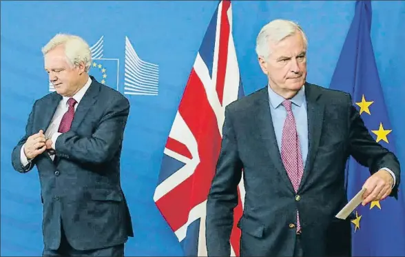  ?? STEPHANIE LECOCQ / EFE ?? El negociador jefe británico, David Davis, y el de la Unión Europea, Michel Barnier, ayer en Bruselas antes de iniciar las conversaci­ones