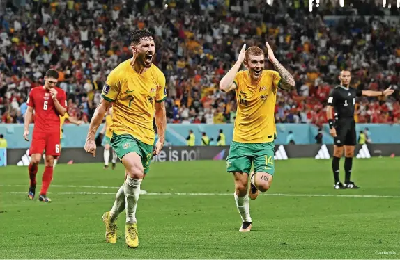  ?? Claudio Villa ?? > Australia’s Mathew Leckie celebrates after scoring their team’s only goal against Denmark which saw the Socceroos qualify with France from Group D