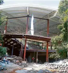  ??  ?? Obra do Teatro da Floresta, com capacidade para 900 pessoas