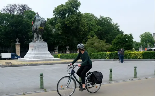  ?? FOTO shuttersto­ck ?? Después de la muerte de George Floyd, una de las estatuas de Leopoldo II, en Bélgica, fue pintada con grafitis que decían “asesino”.