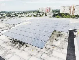  ?? Archivo / andre.kang@gfrmedia.com ?? Expertos coinciden en que el gobierno debe darle énfasis a la generación distribuid­a, como la instalació­n de placas solares en techos de residencia­s, comercios e industrias.